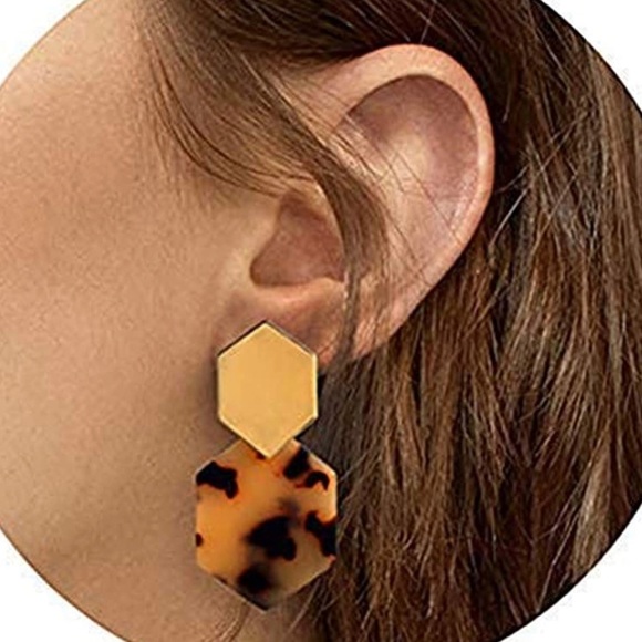 Woman’s Tortoise Shell Acrylic Resin Earrings - Picture 3 of 3